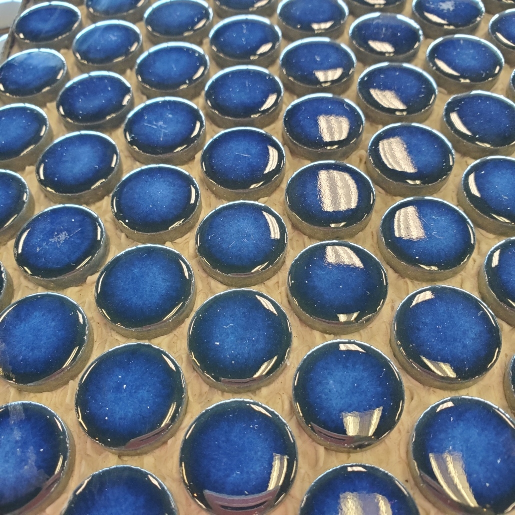 Mosaïque Murale Cobalt – Boutons Céramique Brillant Rond – Mosaik-Netzwerk WB10-0405GR